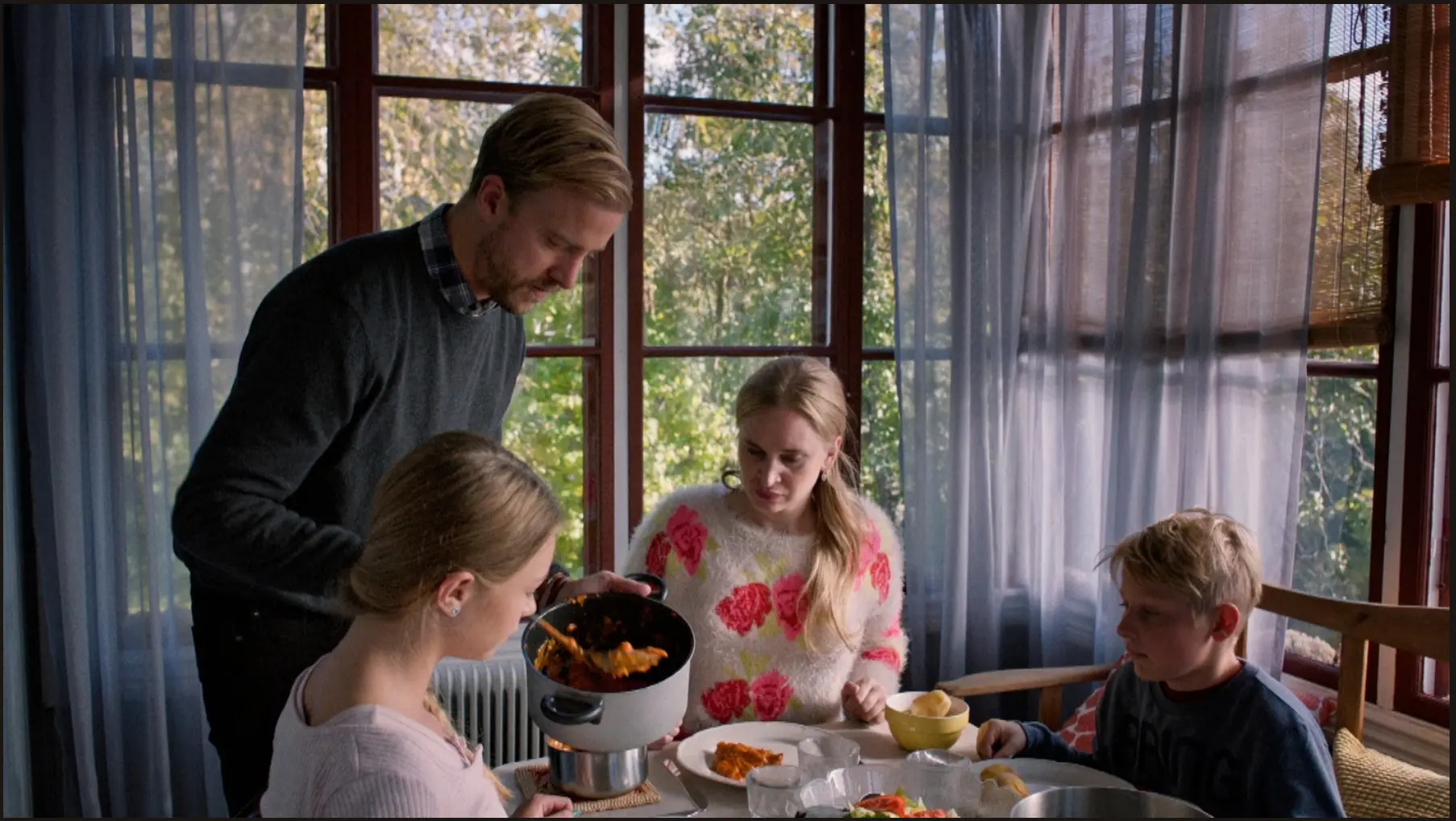 Bonusfamiljen — the family gathered around the dining table
